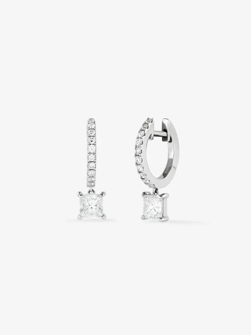 Pendientes de aro de oro blanco de 18K con dos diamantes en talla princesa con un total de 0,6 cts y 20 diamantes en talla brillante con un total de 0,19 cts
