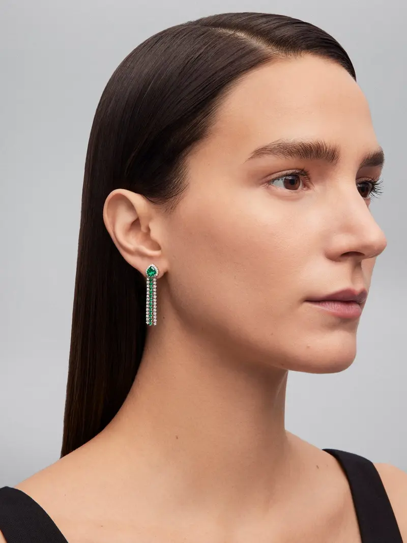 Pendientes de aro de oro blanco de 18K con esmeraldas en talla pera y brillante con un total de 2,44 cts y diamantes en talla brillante con un total de 1,13 cts