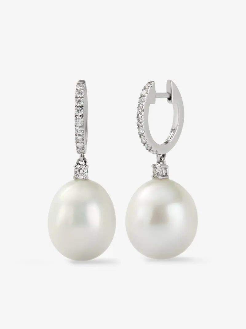 Pendientes de aro de oro blanco de 18K con perlas y diamantes en talla brillante