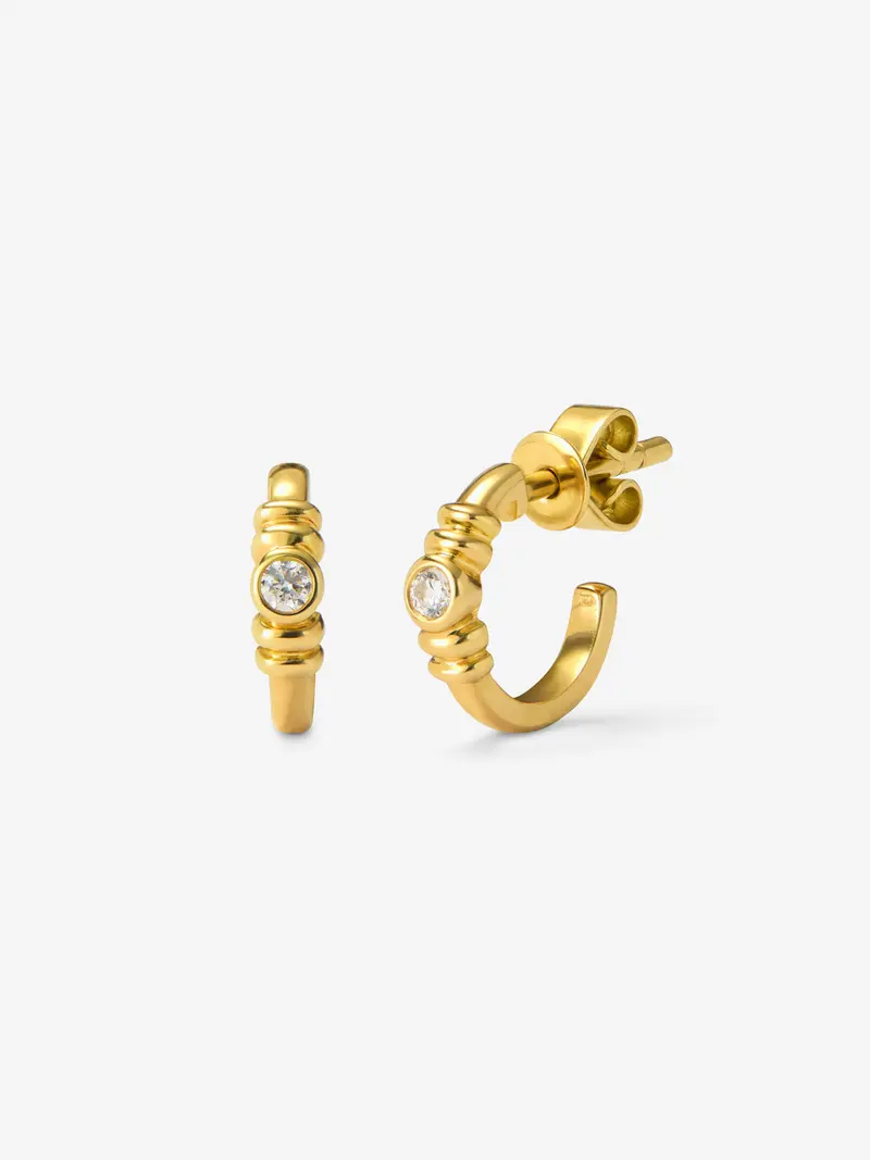 Pendientes de aro en oro amarillo de 18K con diamantes en talla brillante con un total de 0,07 cts