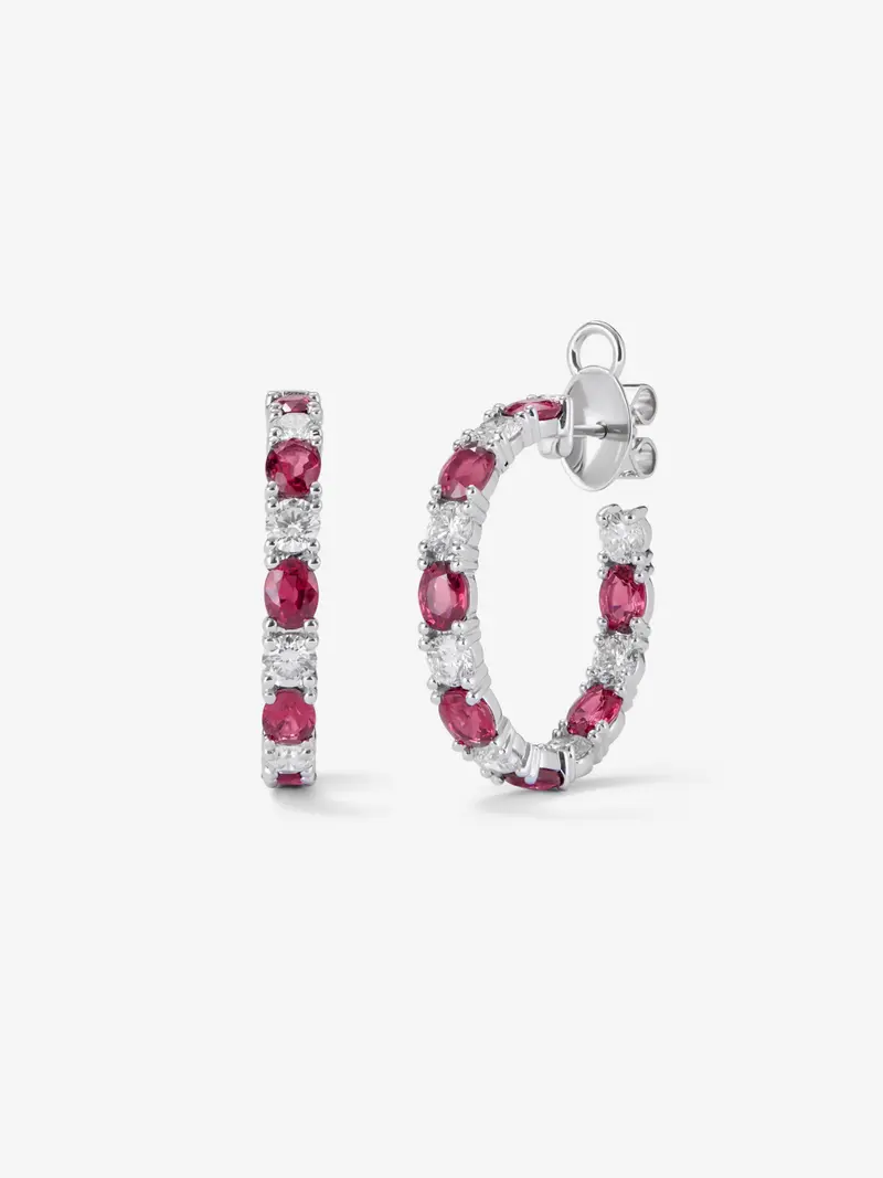Pendientes de aro en oro blanco de 18K con 14 rubies rojos en talla oval con un total de 4,92 cts y 14 diamates en talla brillante con un total de 2,38 cts
