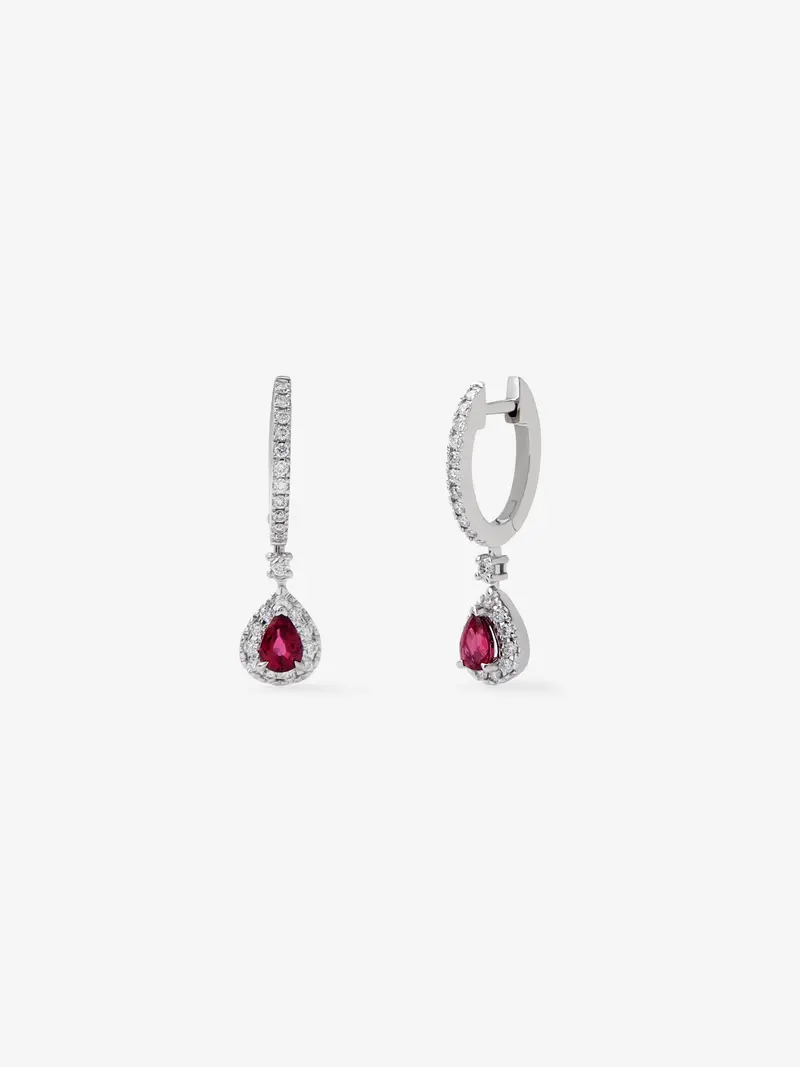 Pendientes de aro en oro blanco de 18K con rubíes rojos en talla pera con un total de 0,63 cts y 48 diamantes en talla brillante con un total de 0,26 cts
