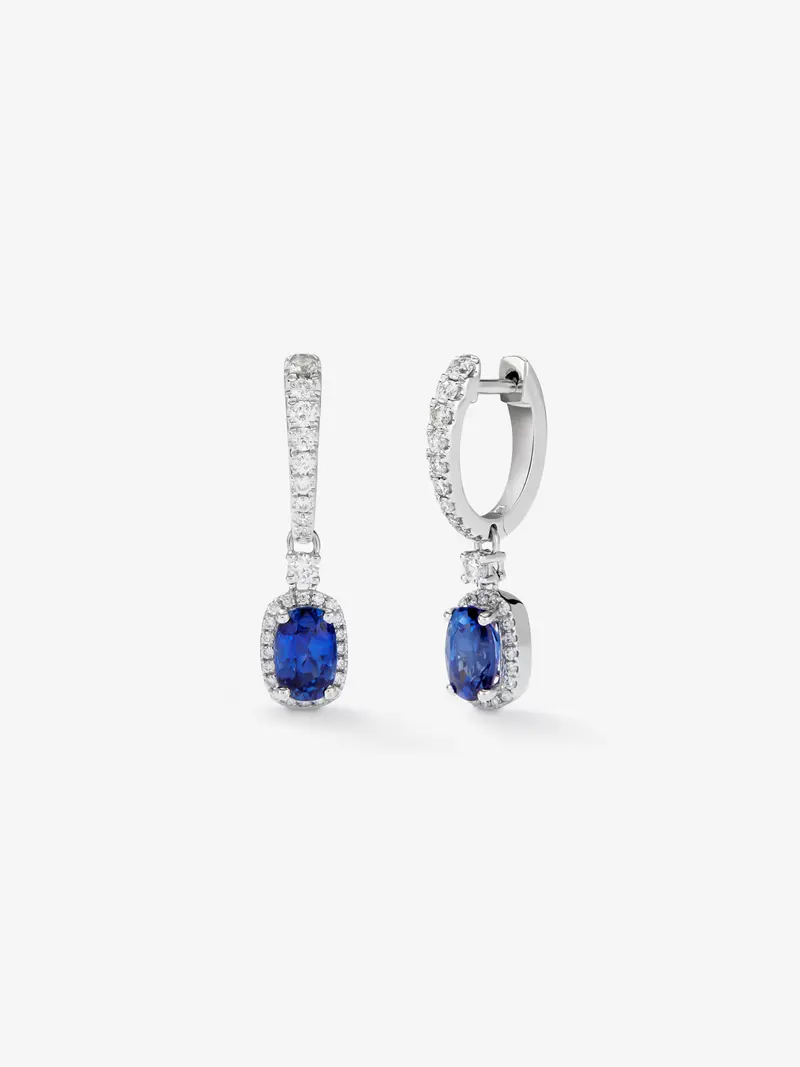 Pendientes de aro en oro blanco de 18K con zafiro azul royal en talla oval de 6,12 cts y 62 diamantes en talla brillante con un total de 0,73 cts
