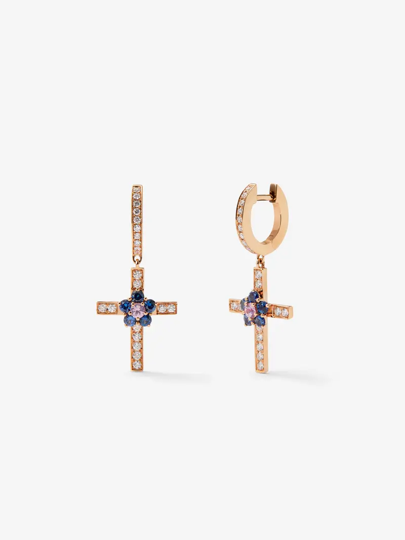 Pendientes de cruz de oro rosa de 18K con zafiros rosas y azules en talla brillante con un total de 0,64 cts y 42 diamantes en talla brillante con un total de 0,46 cts