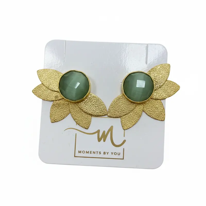 Pendientes de latón con piedra natural facetada y hojas acabado oro