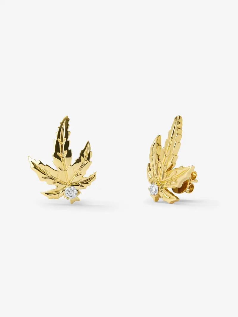 Pendientes de oro amarillo de 18K con 2 diamantes centrales con un total de 0,17 cts y forma de hojas de arce
