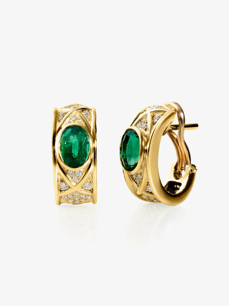 Pendientes de oro amarillo de 18K con esmeralda en tallla oval de 3 cts y diamantes en talla brillante con un total de 1,58 cts