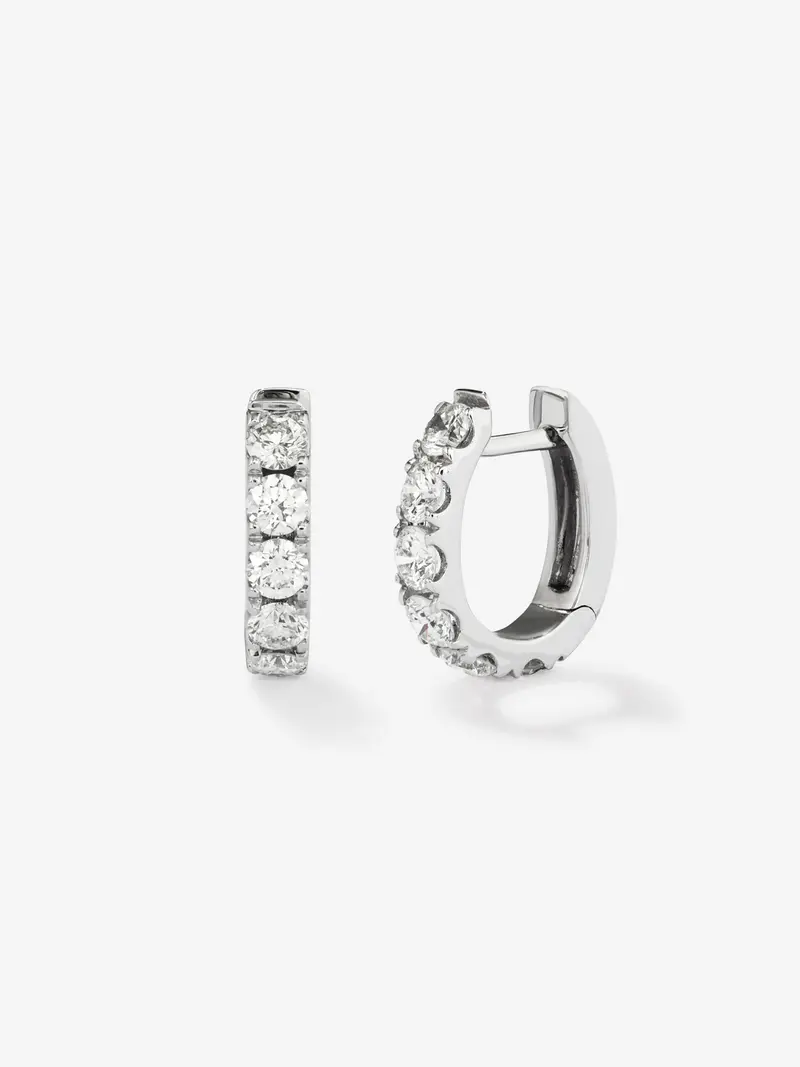 Pendientes de oro blanco de 18K con 12 diamantes en talla brillante con un total de 0,95 cts