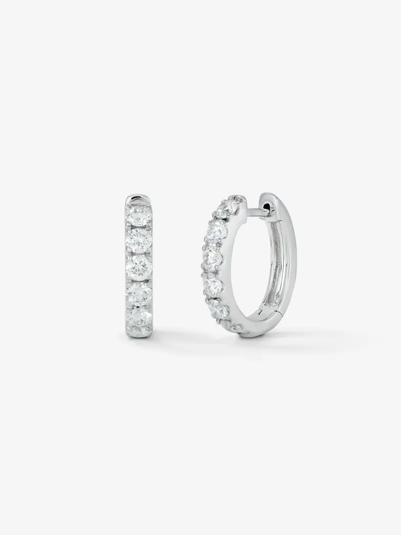 Pendientes de oro blanco de 18K con 12 diamantes en talla brillante con un total de 0,96 cts