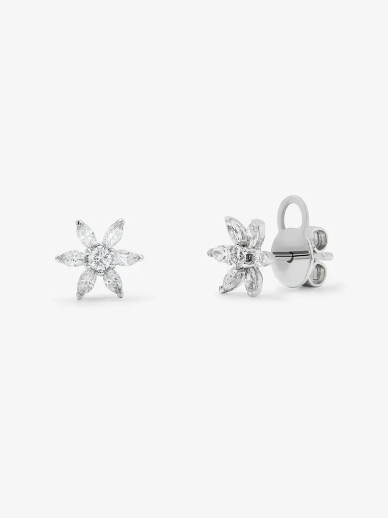 Pendientes de oro blanco de 18K con 12 diamantes en talla marquise con un total de 0,36 cts y 2 en talla brillante con un total de 0,09 cts