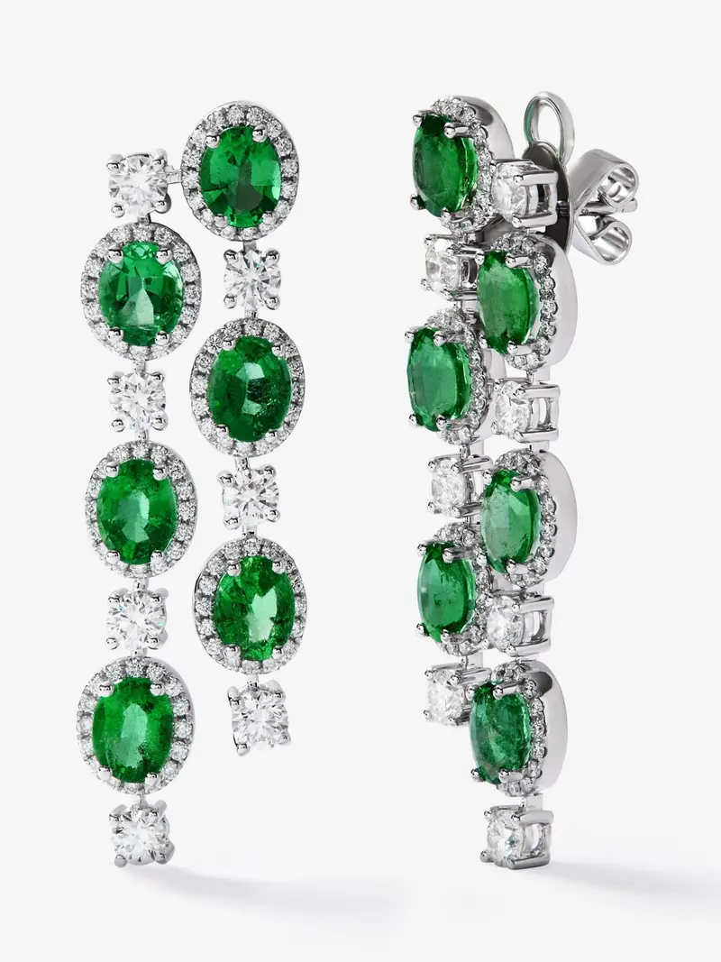 Pendientes de oro blanco de 18K con 12 esmeraldas verdes en talla oval con un total de 6,6 cts y 206 diamantes en talla brillante con un total de 2,88 cts
