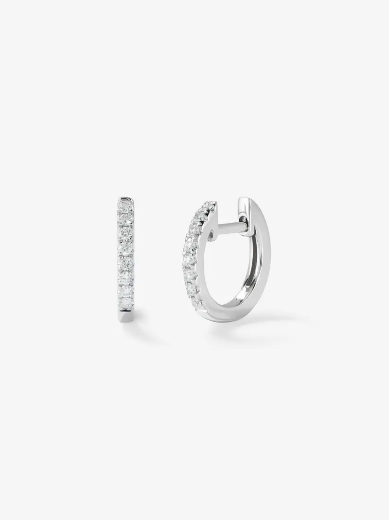 Pendientes de oro blanco de 18K con 16 diamantes en talla brillante con un total de 0,16 cts