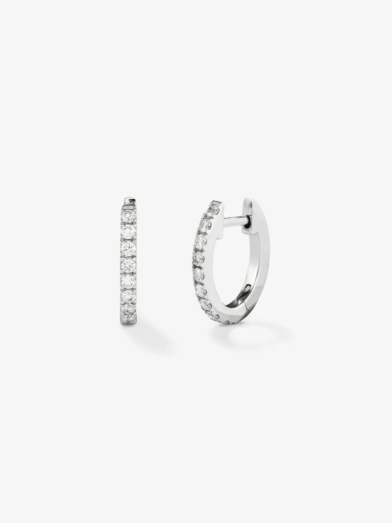 Pendientes de oro blanco de 18K con 18 diamantes en talla brillante con un total de 0,26 cts