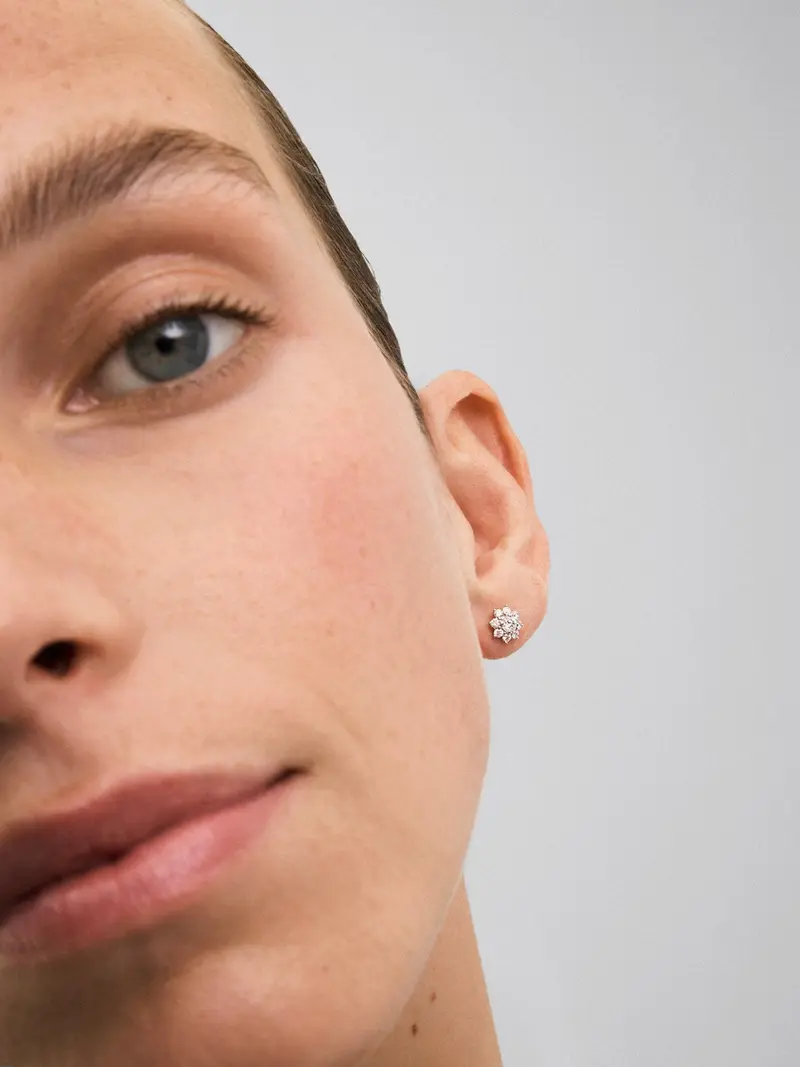 Pendientes de oro blanco de 18K con 18 diamantes en talla brillante con un total de 1,9 cts con forma de estrella