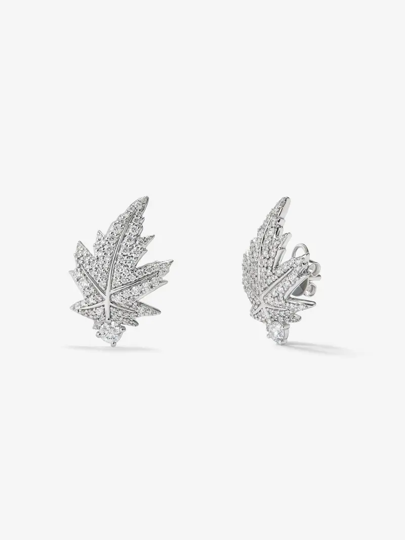 Pendientes de oro blanco de 18K con 2 diamantes centrales con un total de 0,26 cts, pavé de diamantes y forma de hoja de arce