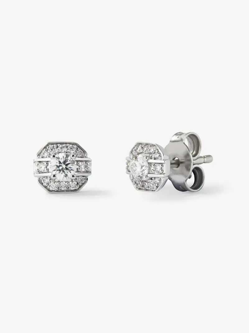 Pendientes de oro blanco de 18K con 2 diamantes centrales en talla brillante con un total de 0,2 cts y orla de 24 diamantes en talla brillante con un total de 0,1 cts