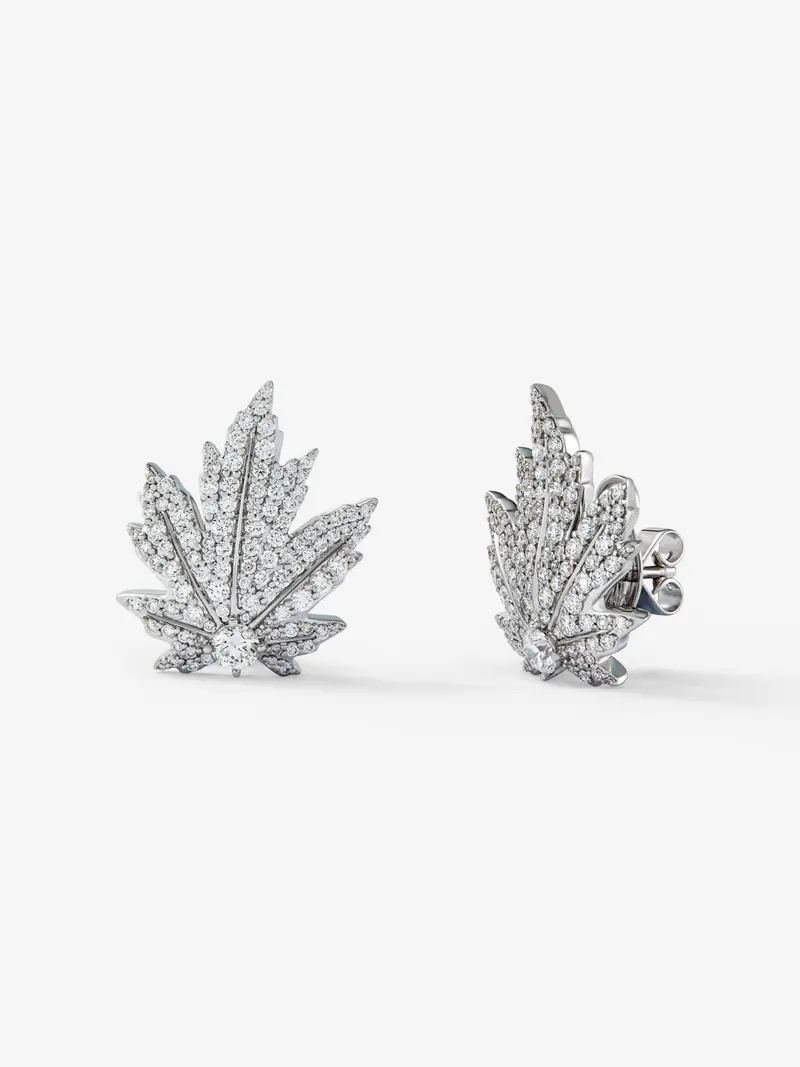 Pendientes de oro blanco de 18K con 2 diamantes centrales, pavé de diamantes y forma de hoja de arce