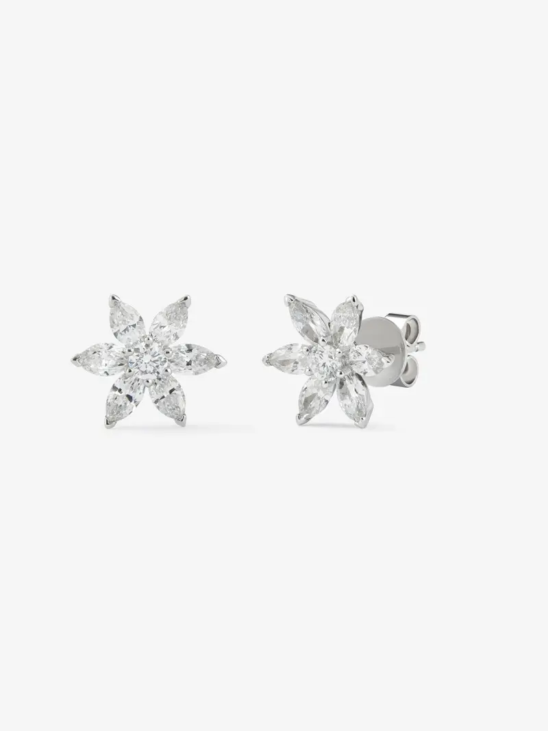 Pendientes de oro blanco de 18K con 2 diamantes en talla brillante con un total de 0,16 cts y 10 en talla marquise con un total de 1,06 cts