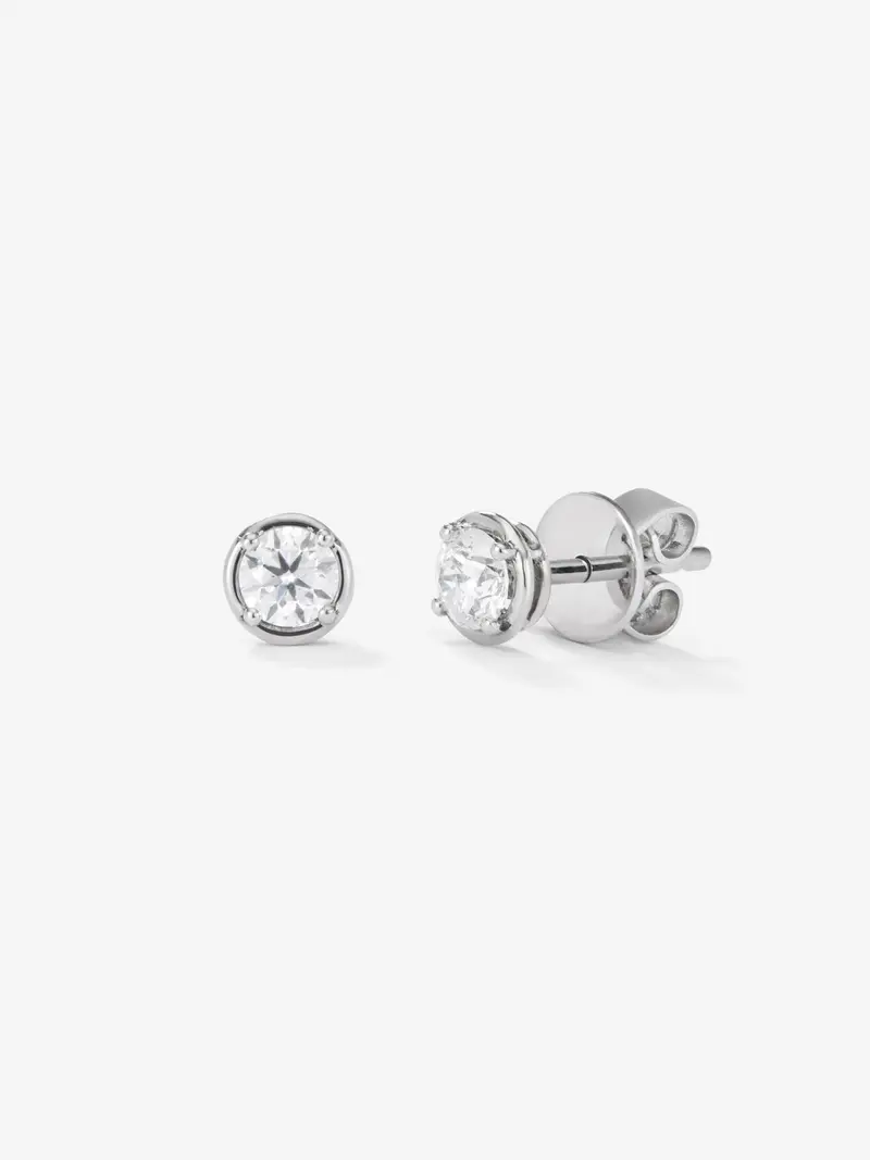 Pendientes de oro blanco de 18K con 2 diamantes en talla brillante con un total de 0,5 cts