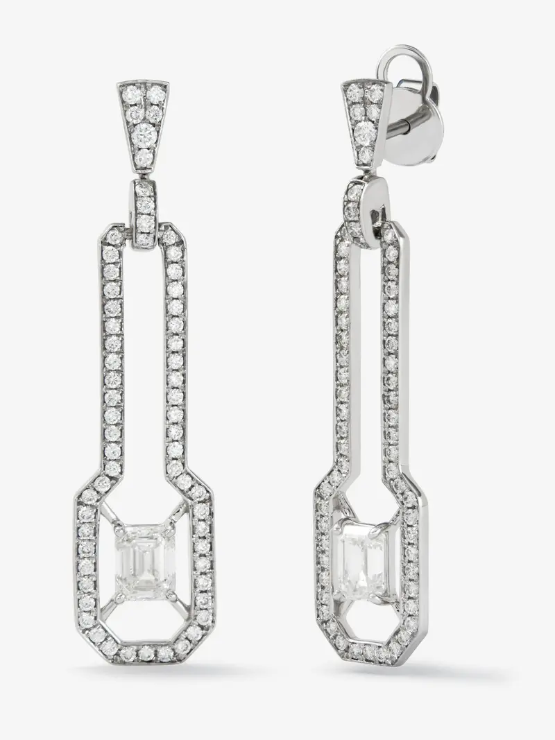 Pendientes de oro blanco de 18K con 2 diamantes en talla esmeralda con un total de 1 cts y 126 en talla brillante con un total de 0,63 cts