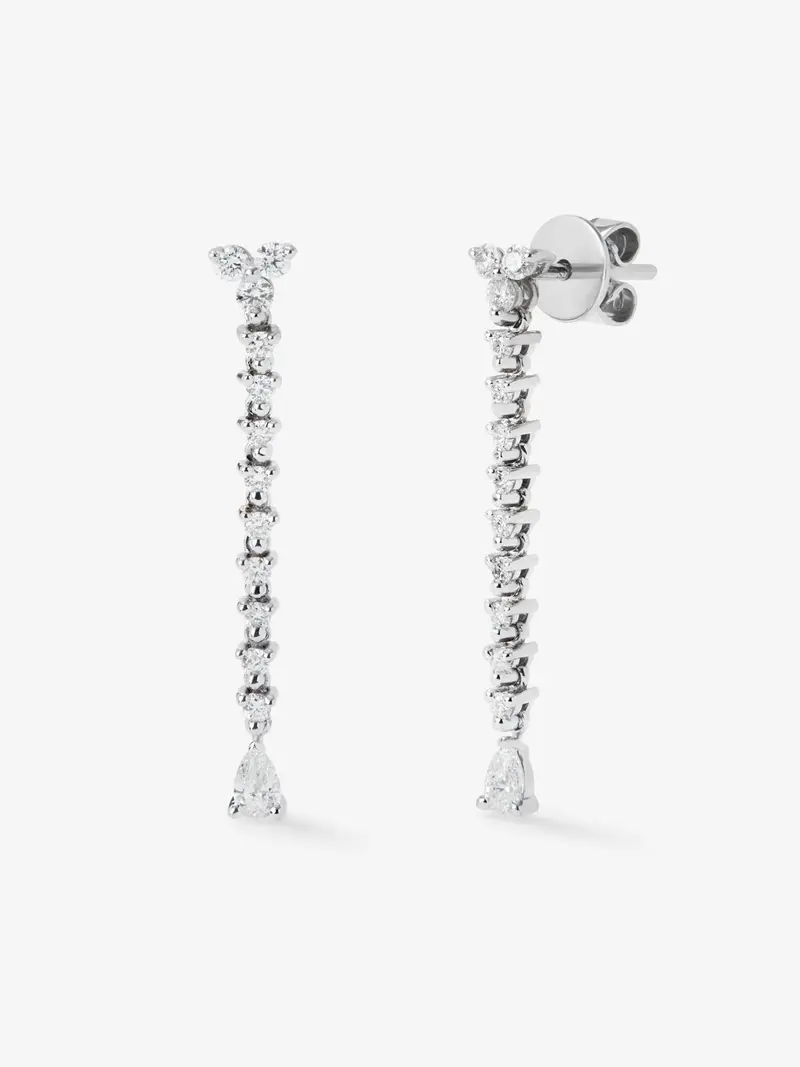 Pendientes de oro blanco de 18K con 2 diamantes en talla pera con un total de 0,21 cts y 18 en talla brillante con un total de 0,34 cts