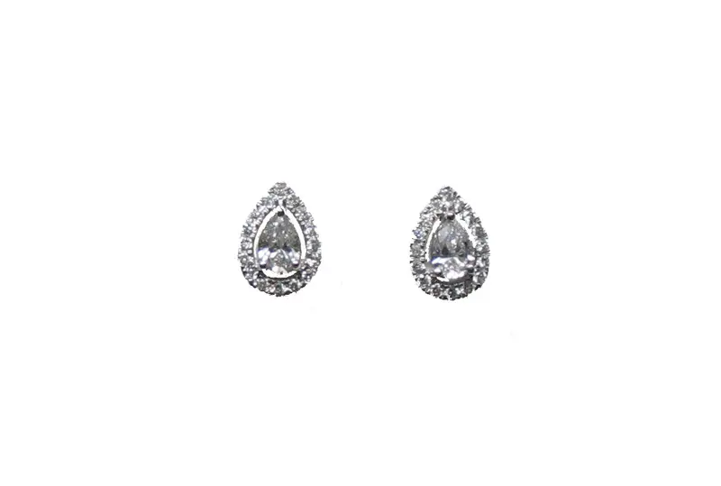 Pendientes de oro blanco de 18K con 2 diamantes en talla pera con un total de 0,35 cts y 32 diamantes en talla brillante con un total de 0,21 cts