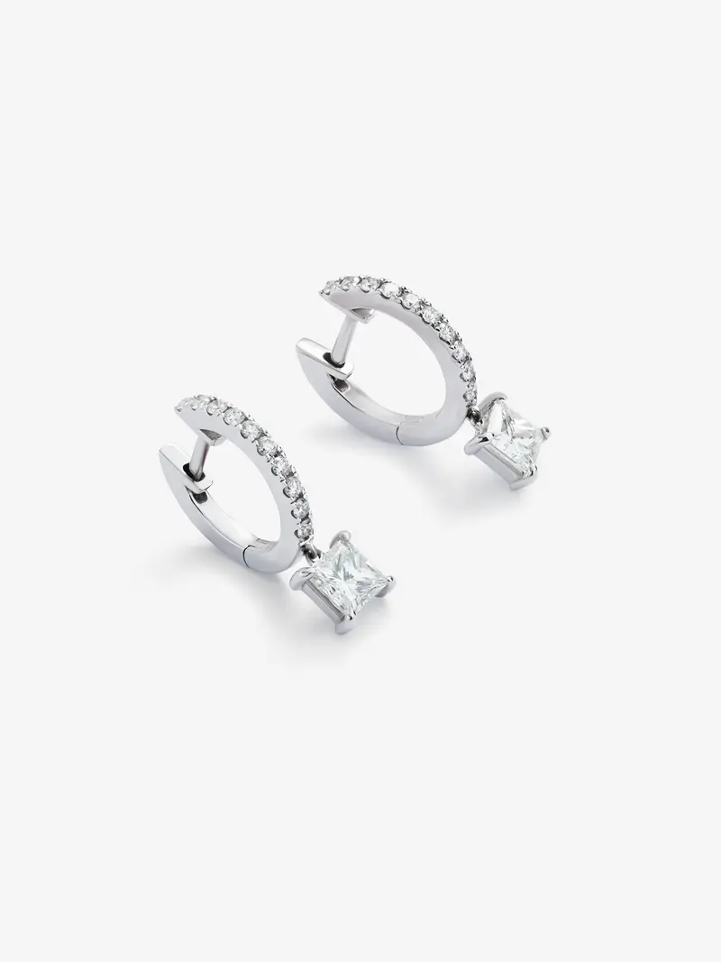 Pendientes de oro blanco de 18K con 2 diamantes en talla princesa con un total de 0,8 cts y 20 diamantes en talla brillante con un total de 0,19 cts