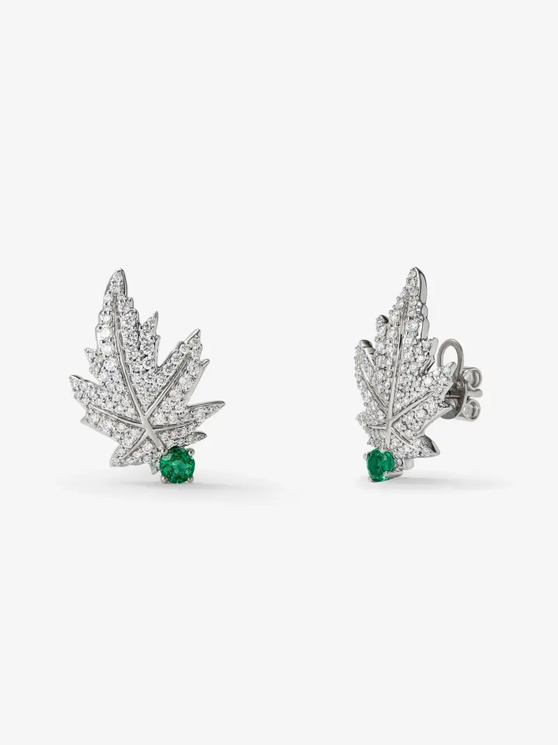Pendientes de oro blanco de 18K con 2 esmeraldas centrales con un total de 0,28 cts, pavé de diamantes y forma de hoja de arce