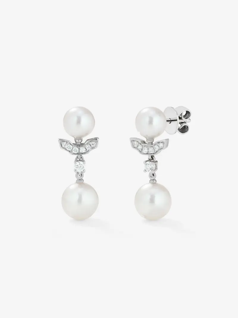 Pendientes de oro blanco de 18K con 2 perlas akoya y 14 diamantes en talla brillante con un total de 0,09 cts