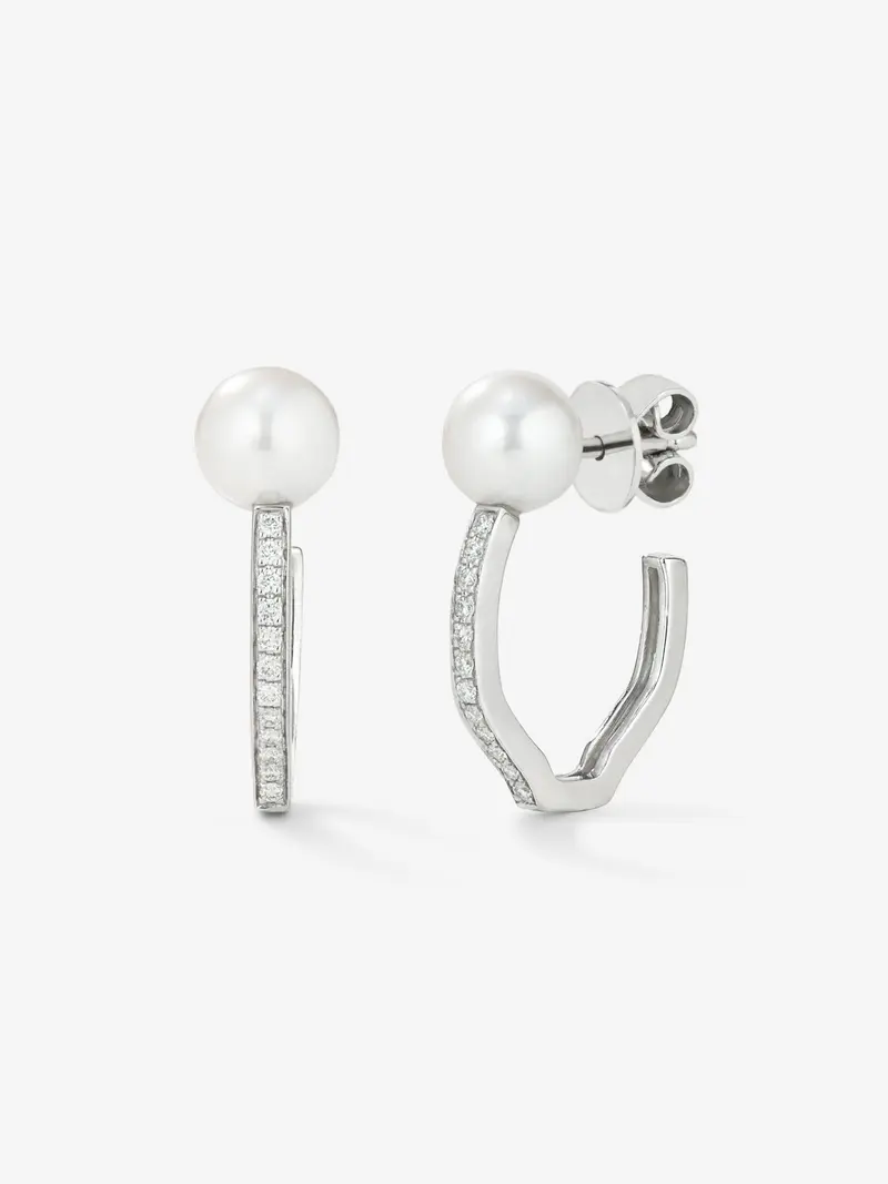 Pendientes de oro blanco de 18K con 2 perlas akoya y 24 diamantes en talla brillante con un total de 0,11 cts