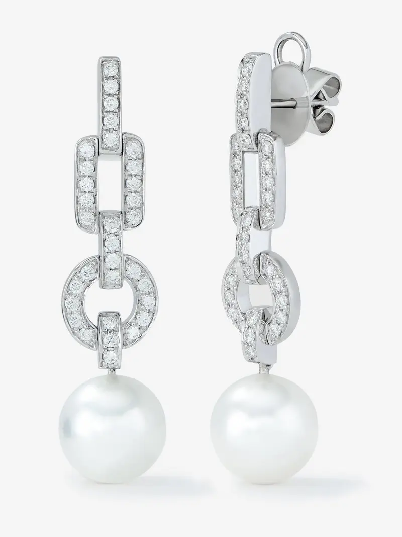 Pendientes de oro blanco de 18K con 2 perlas de 10mm y 64 diamantes en talla brillante con un total de 0,61 cts