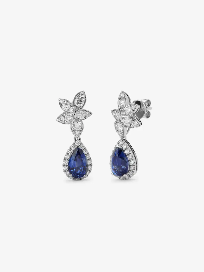 Pendientes de oro blanco de 18K con 2 zafiros azul cornflower en talla pera con un total de 4,3 cts y 56 diamantes en talla brillante con un total de 1,41 cts