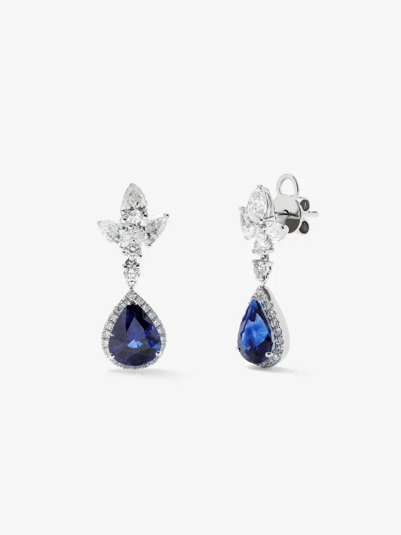 Pendientes de oro blanco de 18K con 2 zafiros azul royal en talla pera con un total de 3,35 cts y 52 diamantes en talla pera y brillante con un total de 1,71 cts