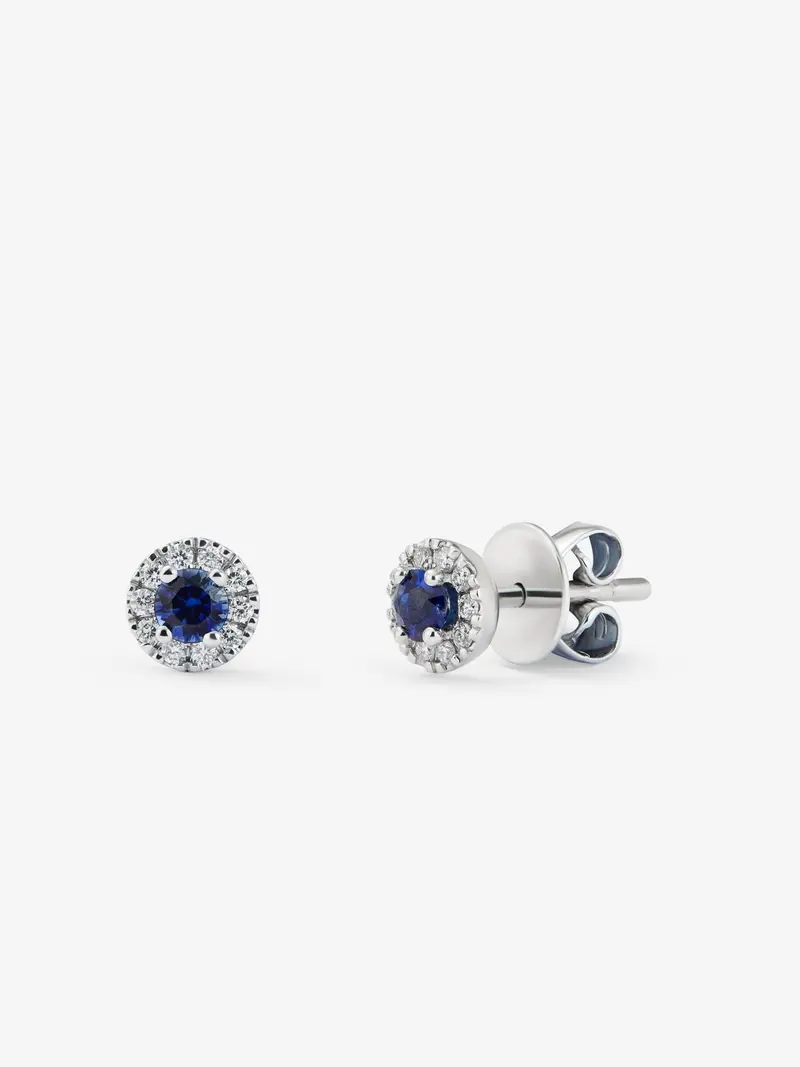 Pendientes de oro blanco de 18K con 2 zafiros azules en talla brillante de 0,28 cts y 20 diamantes en talla brillante con un total de 0,11 cts