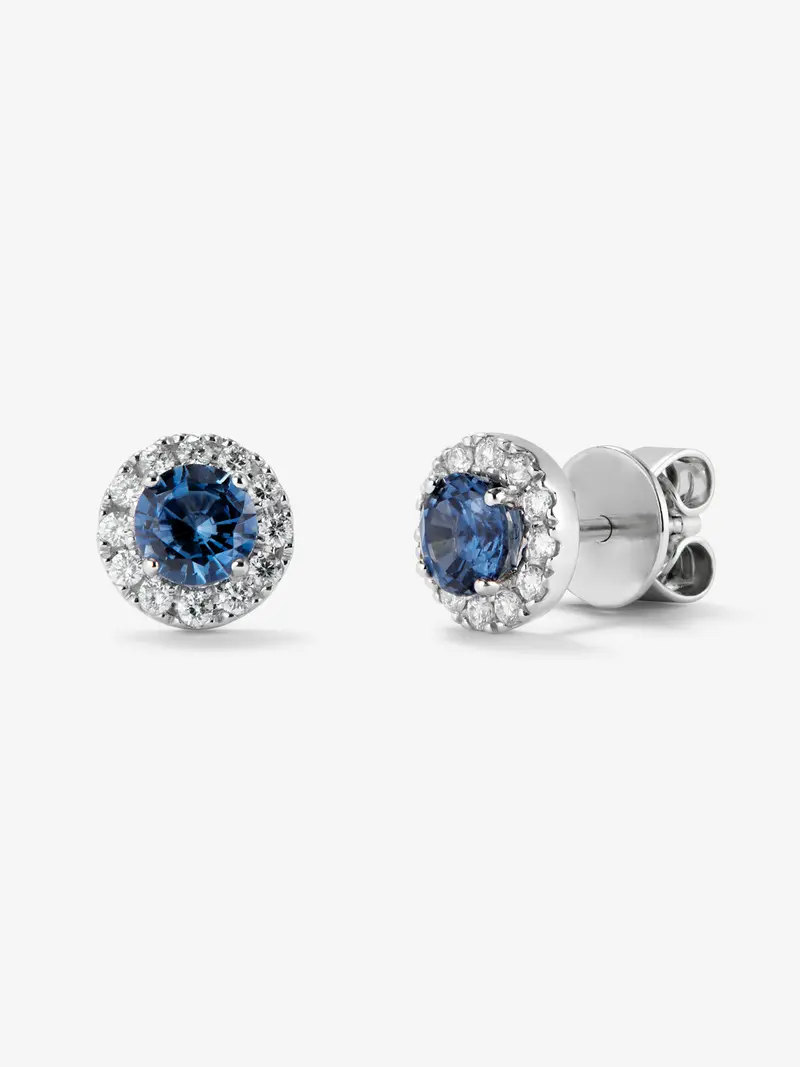 Pendientes de oro blanco de 18K con 2 zafiros azules en talla brillante de 1,20 cts y 20 diamantes en talla brillante con un total de 0,39 cts