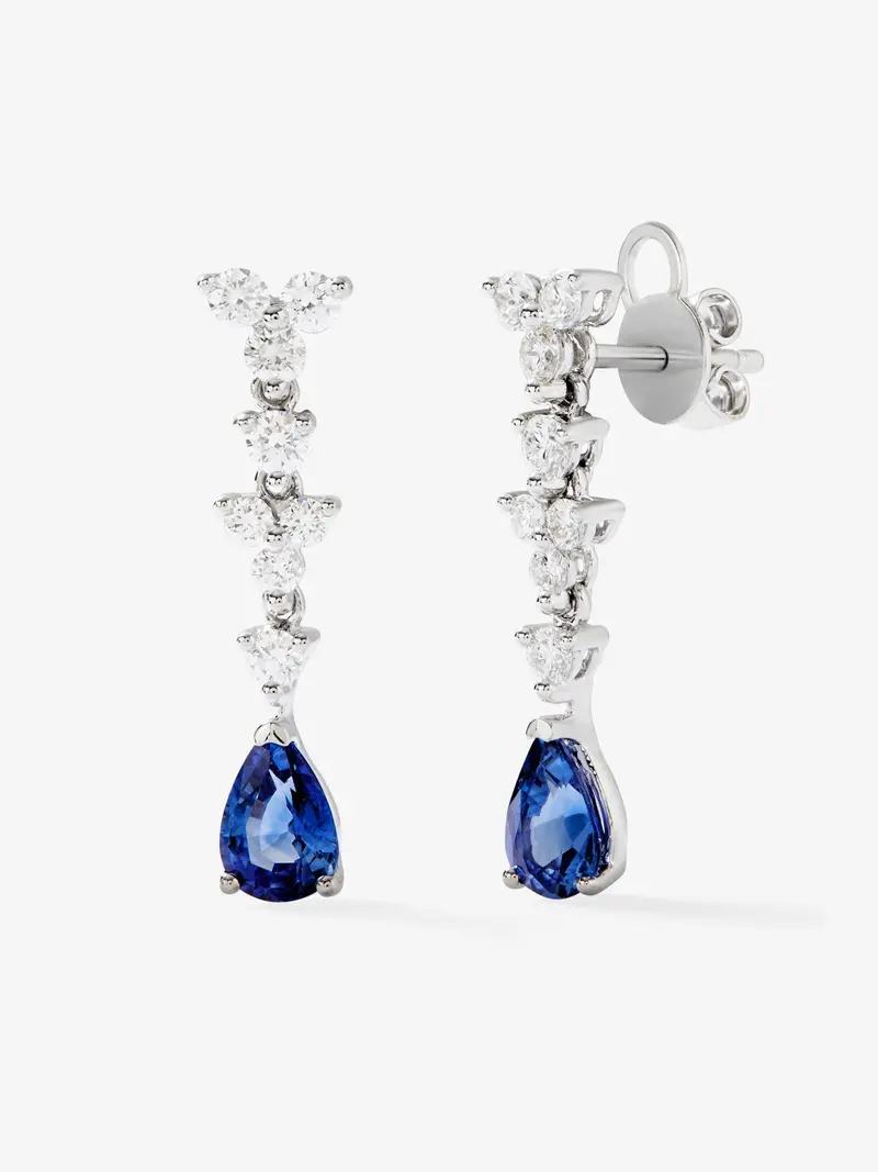 Pendientes de oro blanco de 18K con 2 zafiros azules en talla pera con un total de 1,68 cts y 16 diamantes en talla brillante con un total de 0,76 cts
