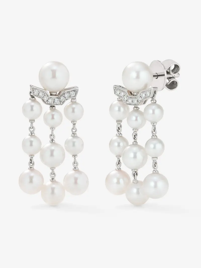 Pendientes de oro blanco de 18K con 20 perlas akoya y 16 diamantes en talla brillante con un total de 0,08 cts