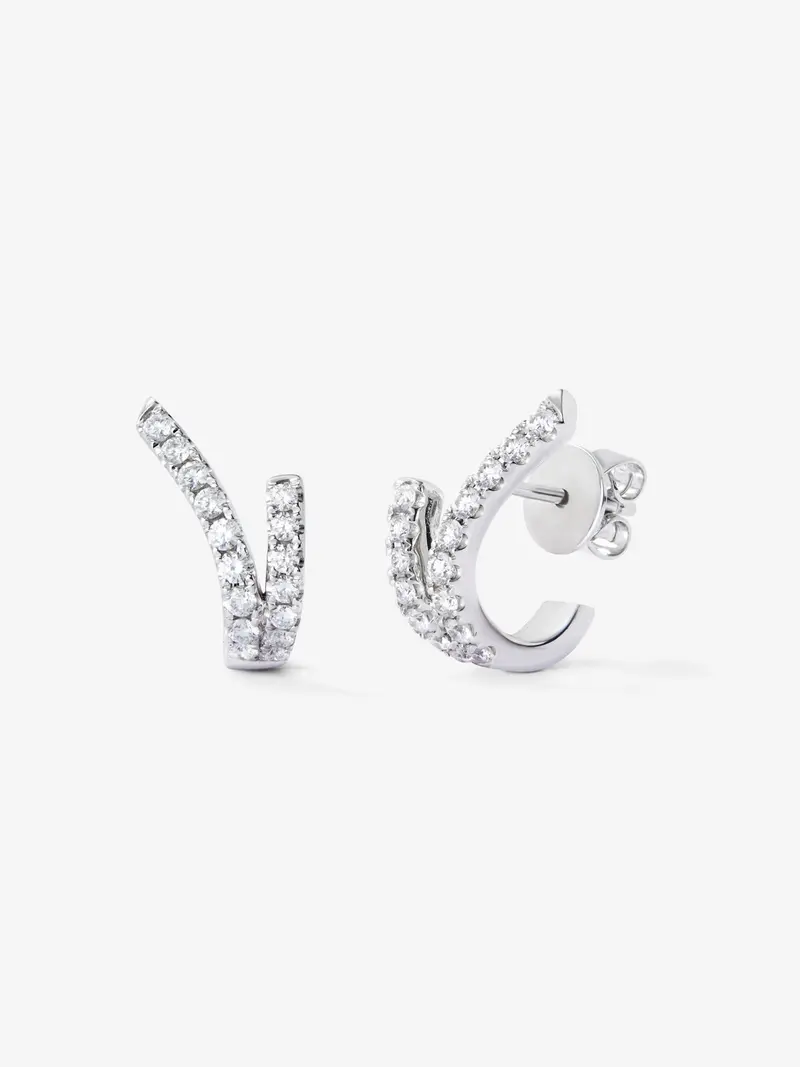 Pendientes de oro blanco de 18K con 32 diamantes en talla brillante con un total de 0,56 cts