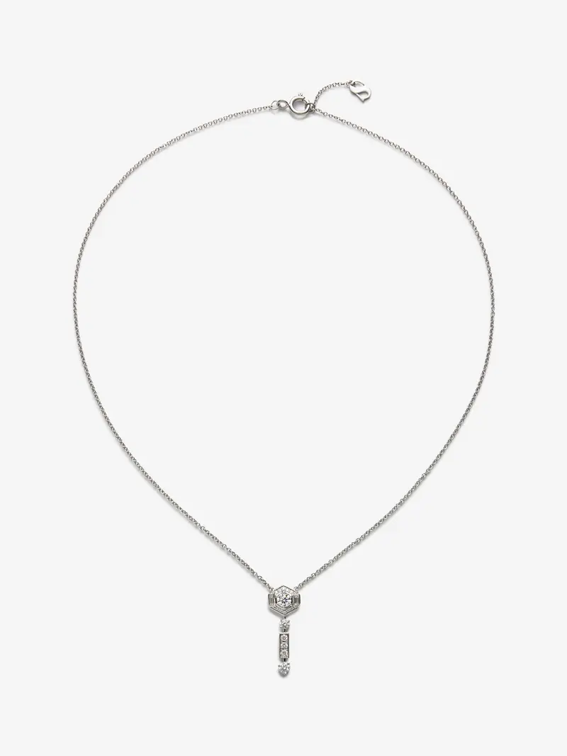 Pendientes de oro blanco de 18K con 4 diamantes en talla pera con un total de 0,88 cts, diamantes en talla oval con un total de 0,1 y 20 diamantes en talla brillante con un total de 0,42