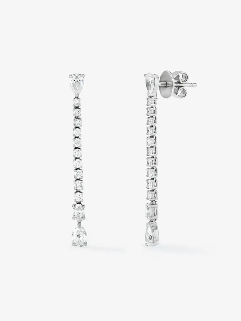 Pendientes de oro blanco de 18K con 4 diamantes en talla pera con un total de 0,88 cts, diamantes en talla oval con un total de 0,1 y 20 diamantes en talla brillante con un total de 0,42