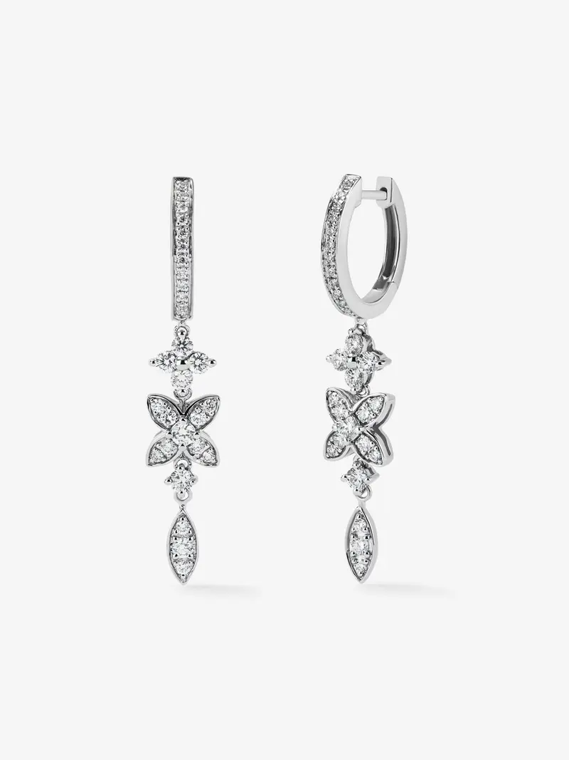 Pendientes de oro blanco de 18K con 58 diamantes en talla brillante con un total de 0,76 cts