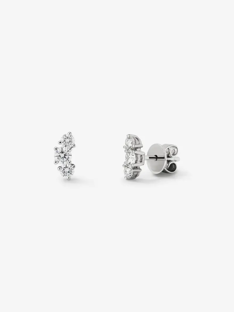 Pendientes de oro blanco de 18K con 6 diamantes en talla brillante con un total de 0,58 cts