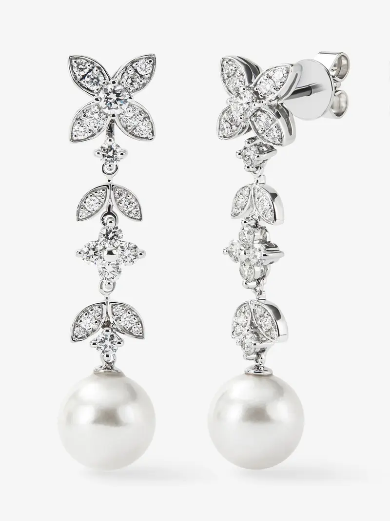 Pendientes de oro blanco de 18K con 62 diamantes en talla brillante con un total de 0,99 cts y 2 perlas akoya de 8,5 mm