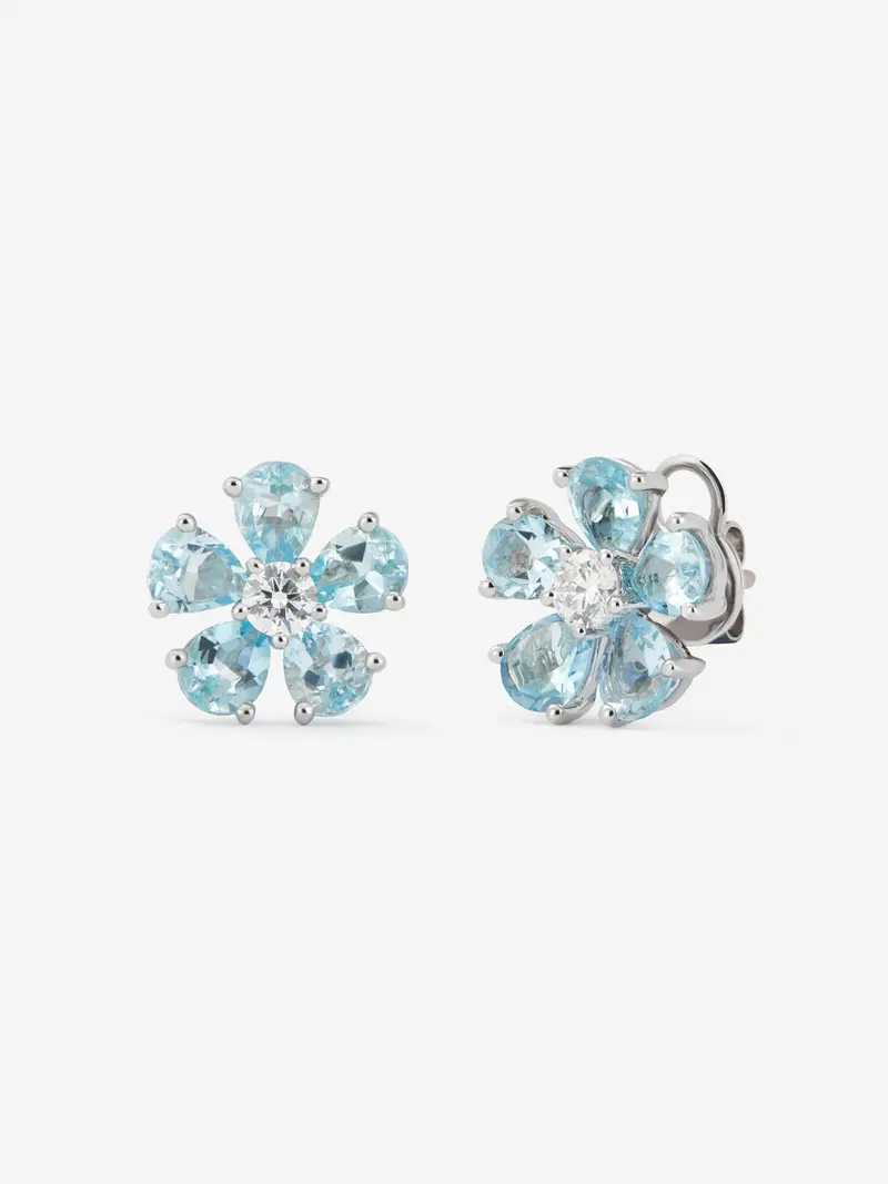 Pendientes de oro blanco de 18K con aguamarinas en talla pera de 2,5 cts y diamantes en talla brillante de 0,3 cts con forma de flor