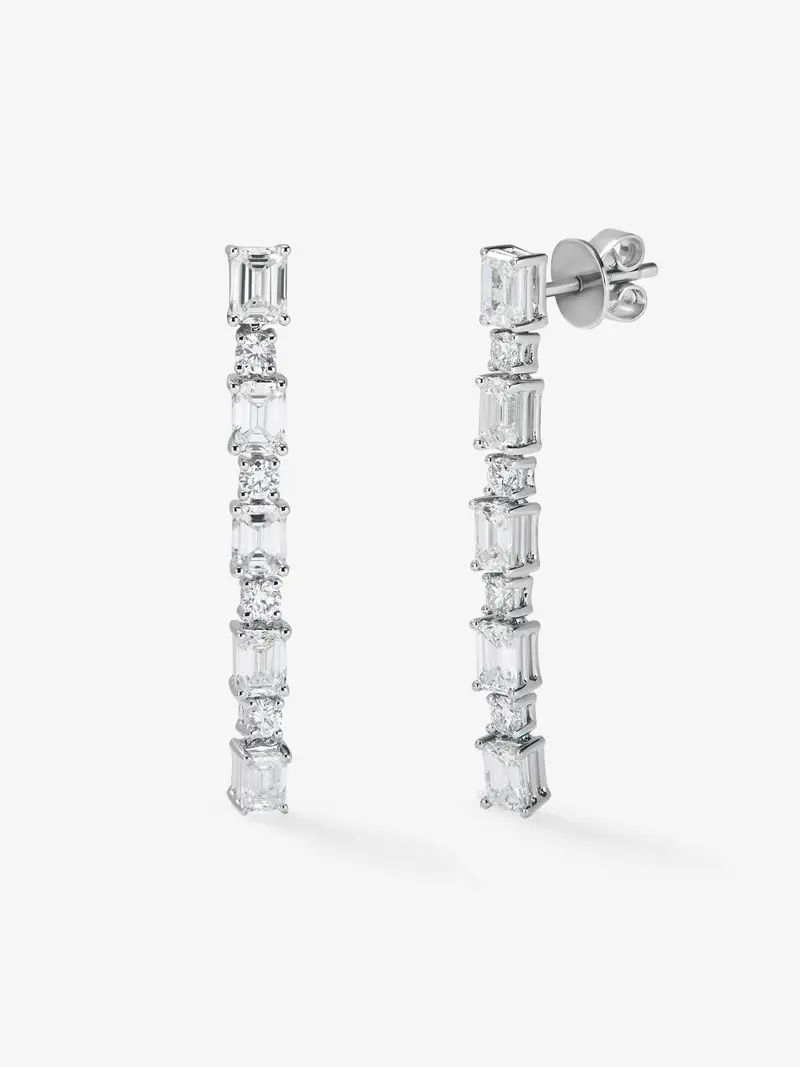 Pendientes de oro blanco de 18K con diamantes blancos en talla esmeralda de 3,21 cts y diamantes bancos en talla brillante de 0,5 cts