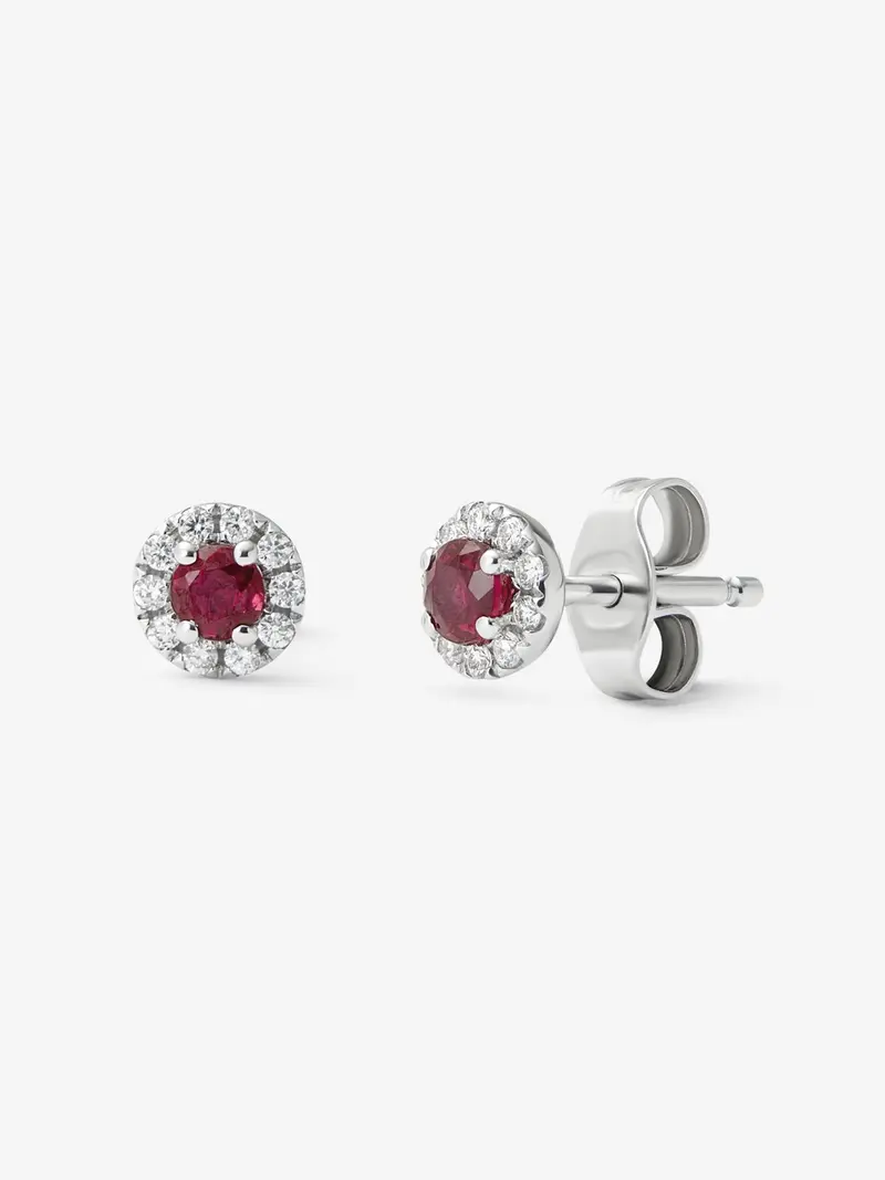 Pendientes de oro blanco de 18K con diamantes en talla brillante de 0,1 cts y rubíes rojos en talla brillante de 0,33 cts