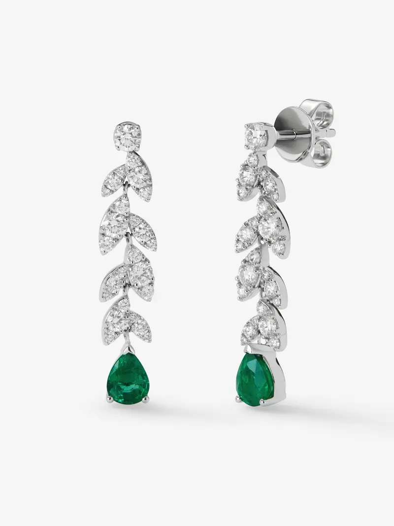 Pendientes de oro blanco de 18K con dos esmeraldas verdes en talla pera con un total de 1 ct y 50 diamantes en talla brillante con un total de 1,12 cts