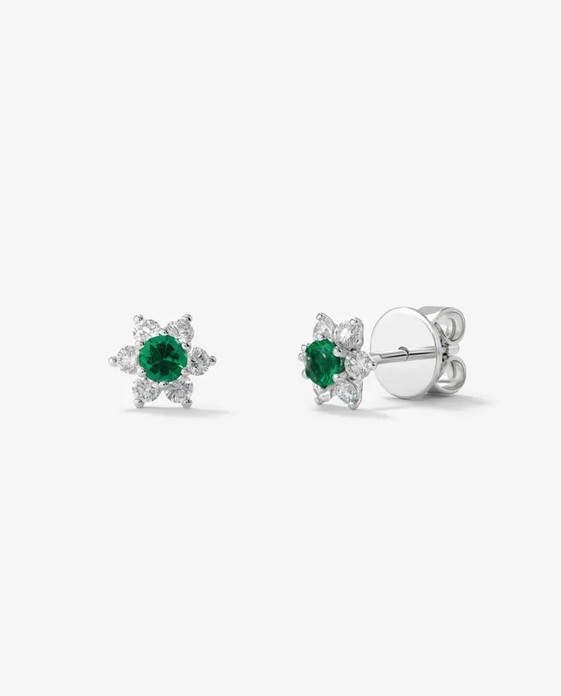 Pendientes de oro blanco de 18K con esmeralda de 0,19 cts y diamantes en talla brillante con forma de estrella