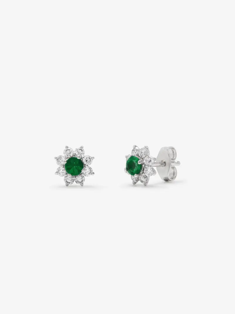 Pendientes de oro blanco de 18K con esmeralda de 0,19 cts y diamantes en talla brillante con forma de estrella