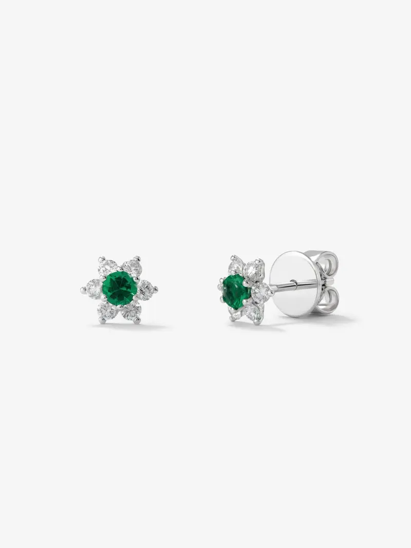 Pendientes de oro blanco de 18K con esmeralda en talla brillante de 0,19 cts  y diamantes con forma de estrella
